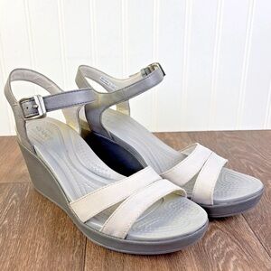 Crocs Leigh II Wedge Womens Sandals Shoes Ankle Strap Gray Size 8 Buckle